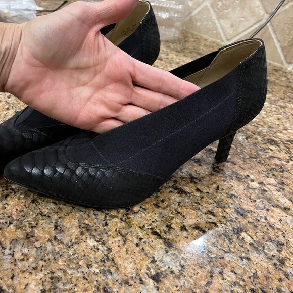 Black leather and elastic heeled shoe - Picture 9 of 15